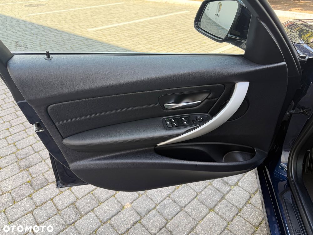 BMW Seria 3 320i Sport-Aut Sport Line - 19