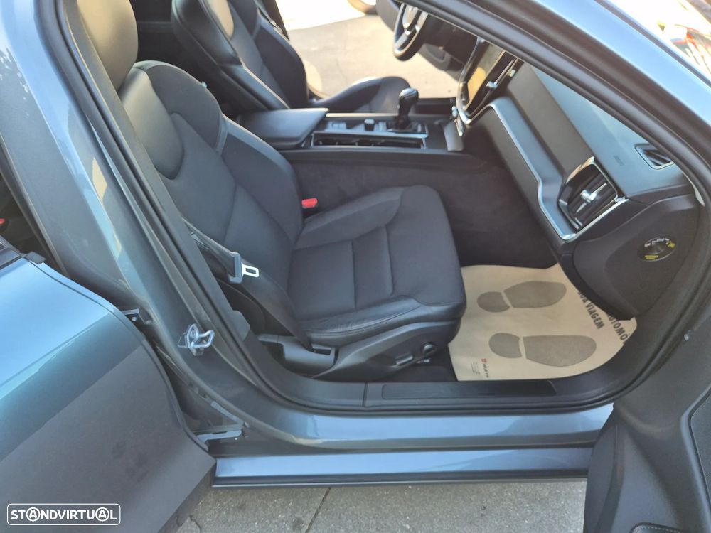 Volvo V60 2.0 D3 Momentum Plus - 45