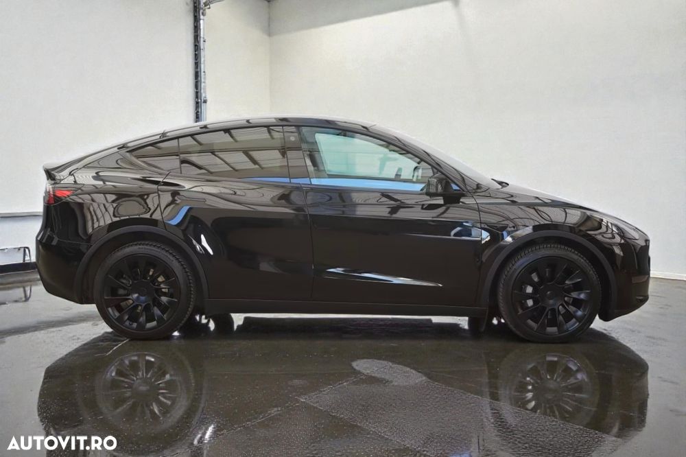 Tesla Model Y - 9