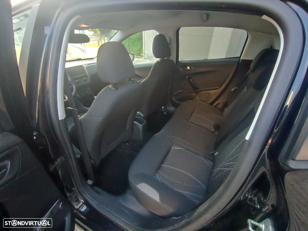 Peugeot 208 1.4 HDi Allure - 23