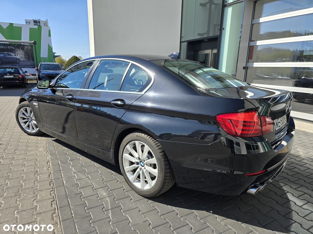 BMW Seria 5 525d xDrive - 13