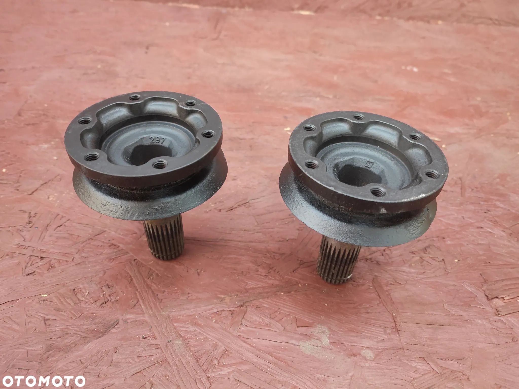 BMW E46 / E81 / E82 / E83 / E84 / E90 / E93 / E92 ORYGINALNE FLANSZE DYFERENCJAŁYU / FLANSZE DYFRA LEWA / PRAWA MAŁA GŁOWA TYP 168 DO SILNIKÓW BENZYNOWYCH N46 / N42 O NR. 33 13 1 214 751 / 33 13 1 428 269 OEM W BARDZO DOBRYM STANIE - 1