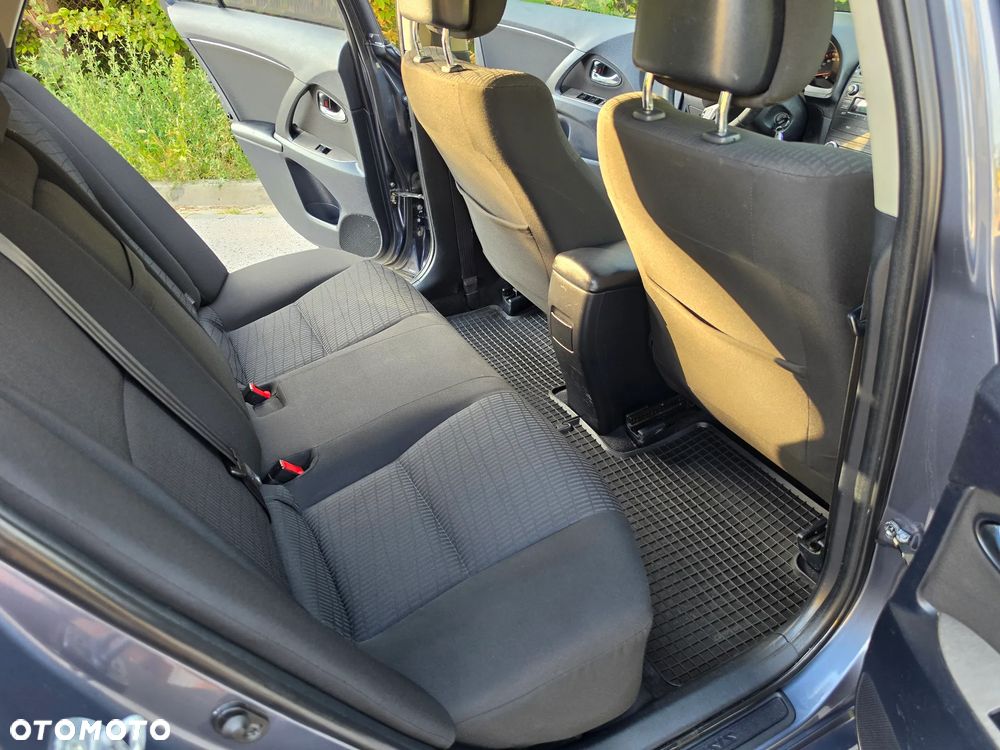 Toyota Avensis 1.8 Comfort - 22