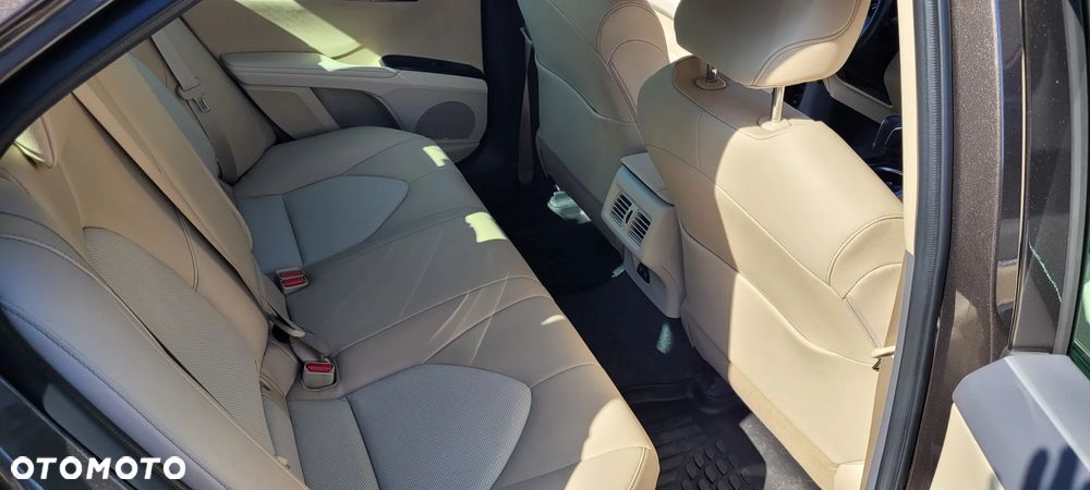 Toyota Camry 2.5 Hybrid Executive CVT - 21