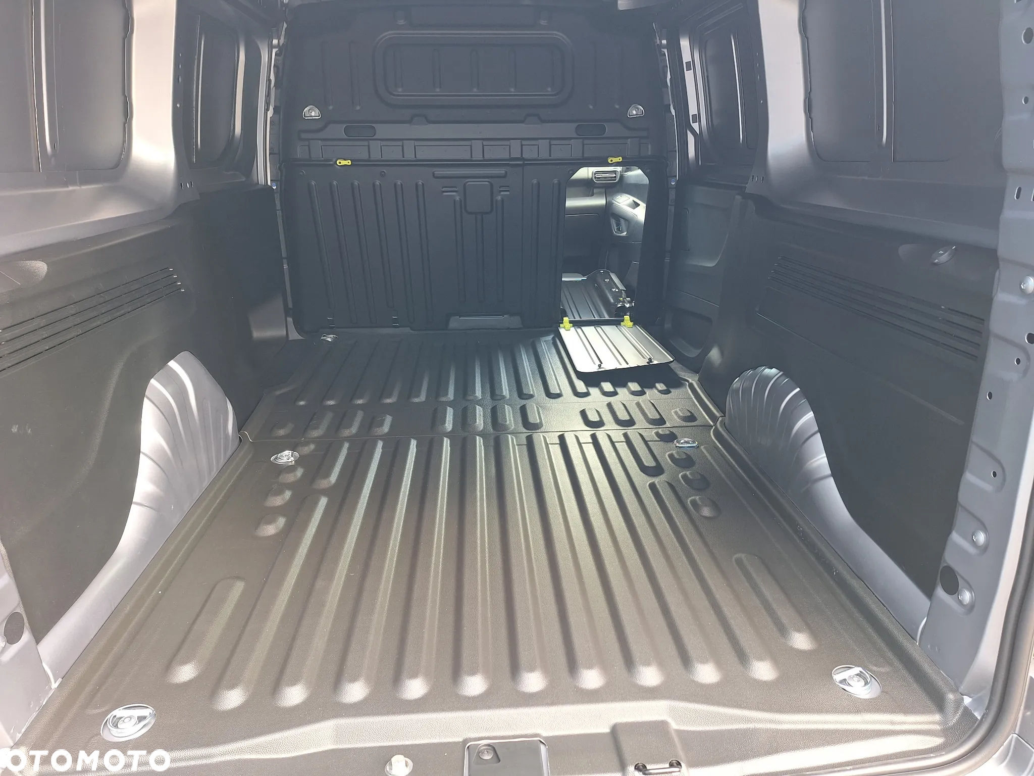 Peugeot Partner Furgon Long 950kg BlueHDi 130 KM S&S EAT8 - 8