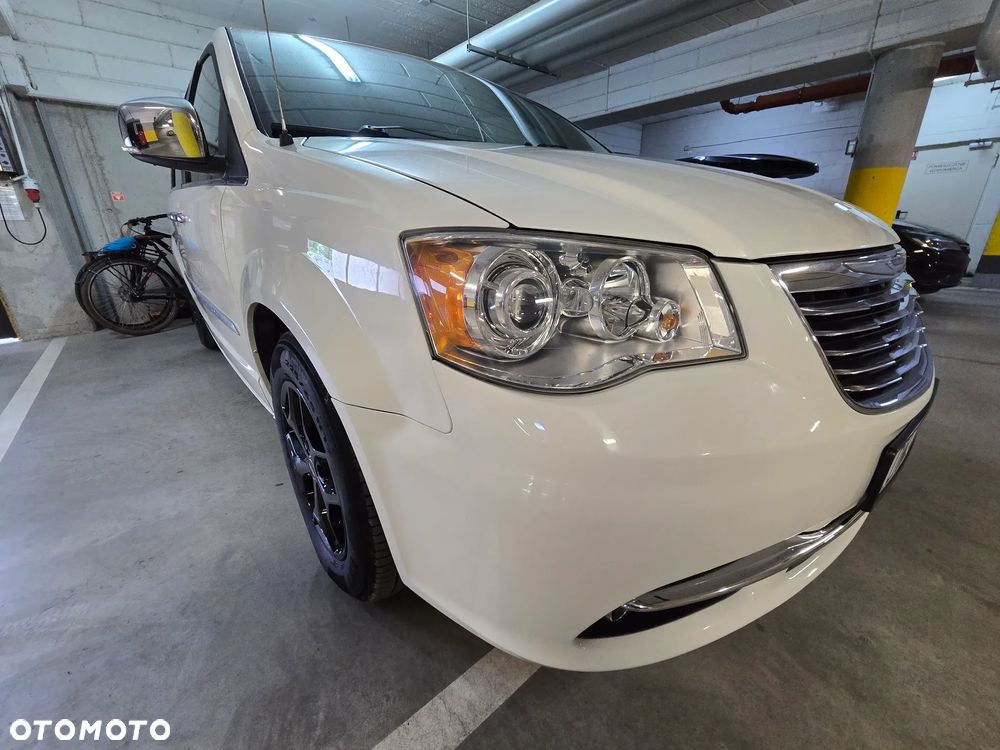 Chrysler Town & Country 3.6 Limited - 11