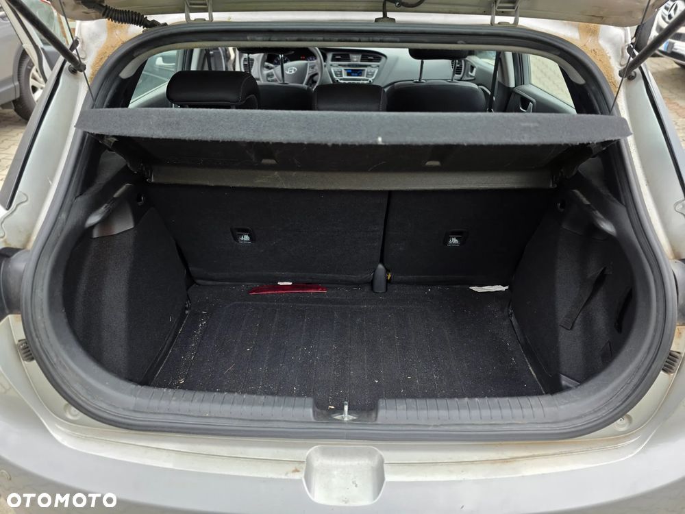 Hyundai i20 blue 1.2 Classic - 12