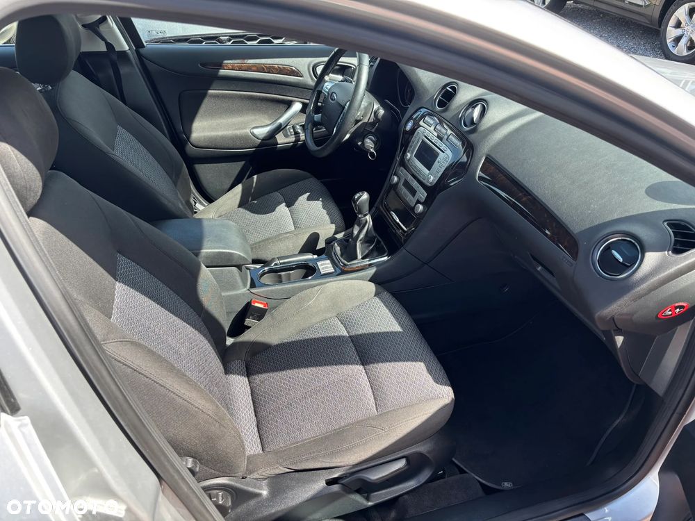 Ford Mondeo 2.0 Ghia - 13