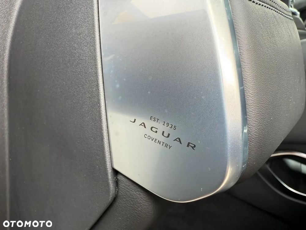 Jaguar F-Pace P550 AWD SVR - 10