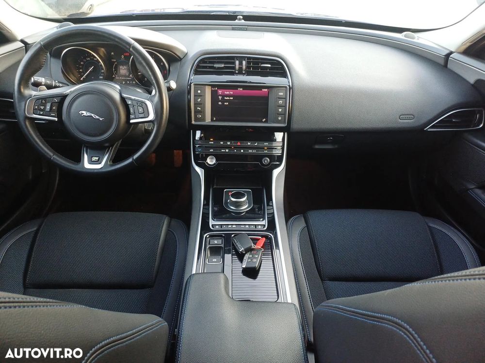 Jaguar XE 2.0 AWD R-Sport - 22