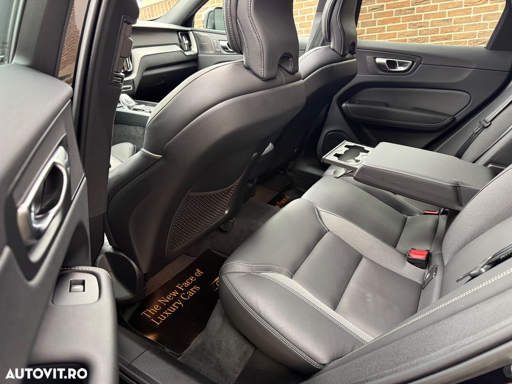 Volvo XC 60 B4 MHEV AT AWD Ultimate Dark - 19