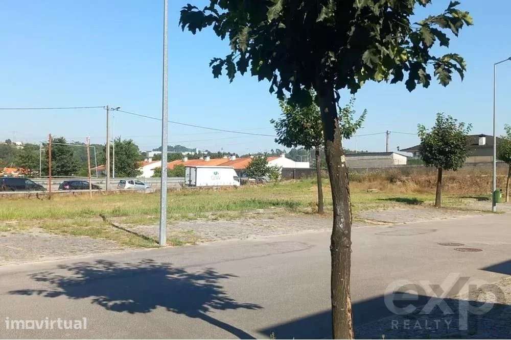 Terreno com projecto aprovado para a construçao de 3 moradias em banda - Grande imagem: 2/8