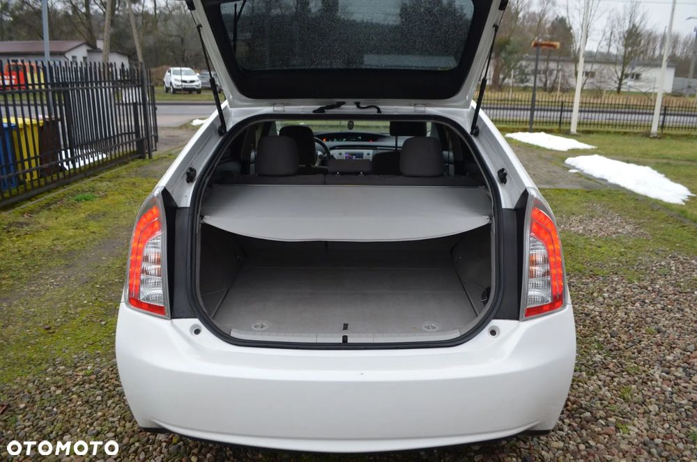 Toyota Prius (Hybrid) - 11