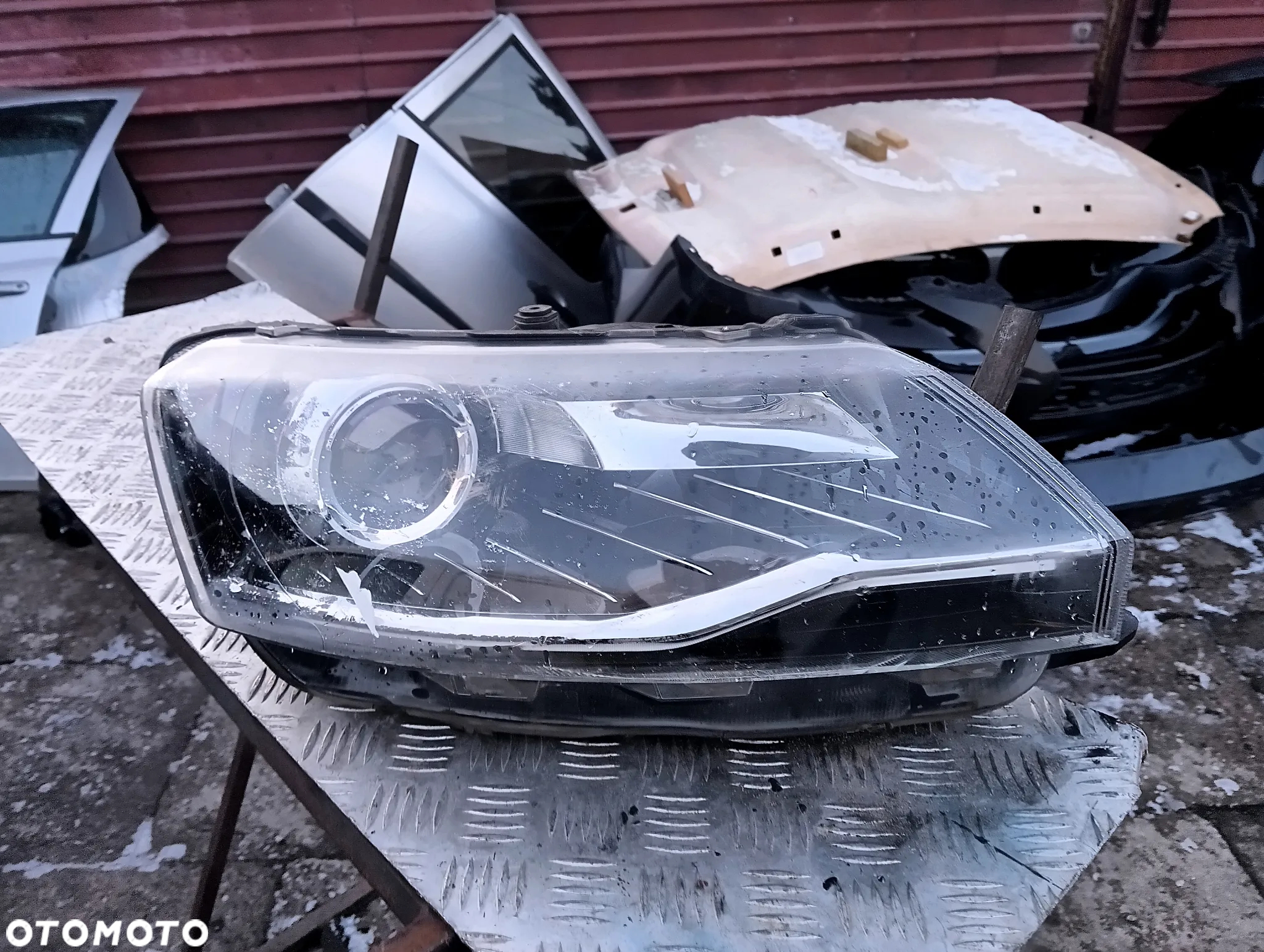 skoda rapid lift xenon lampa przod przednia prawa 5jb941016c - 5