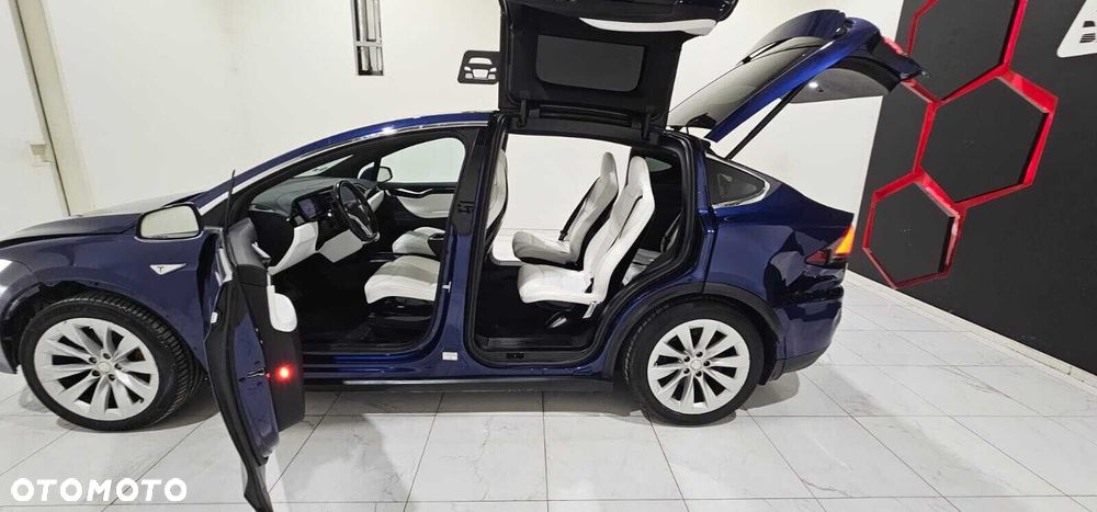 Tesla Model X - 14