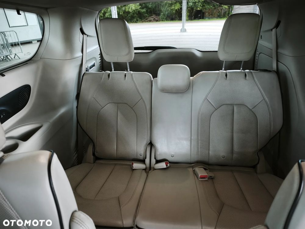 Chrysler Pacifica - 36