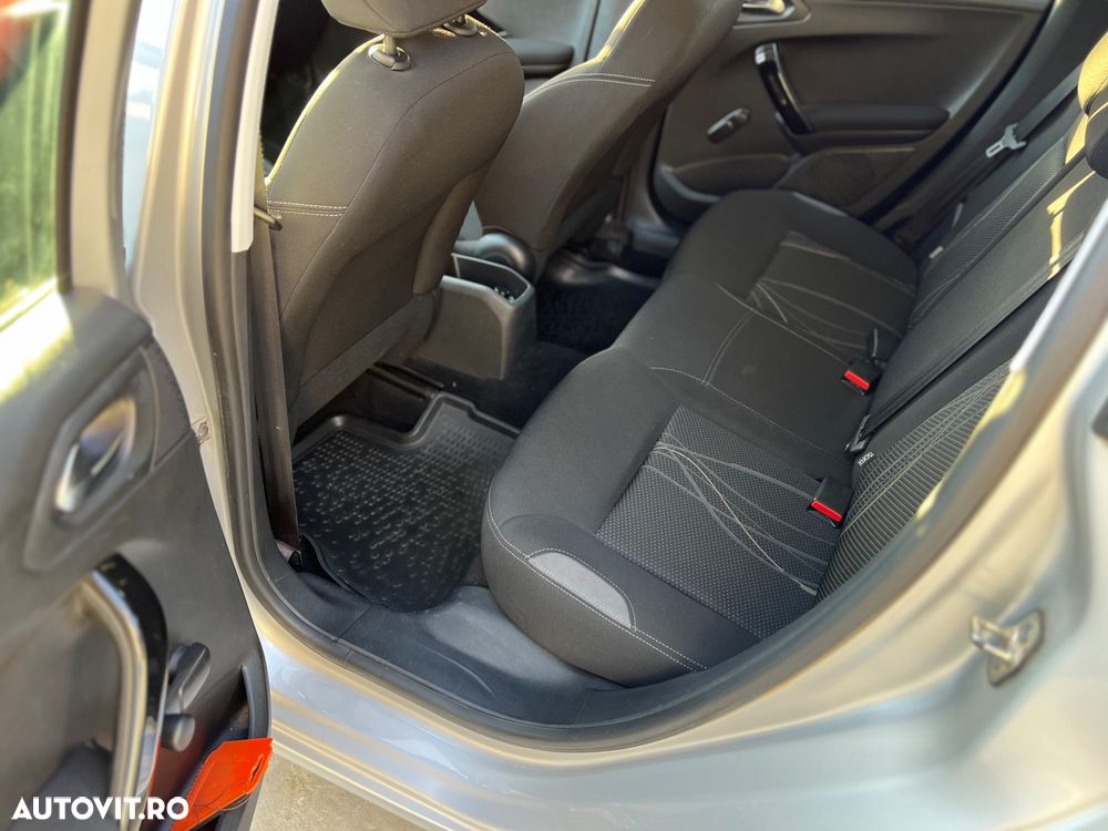 Peugeot 208 - 6
