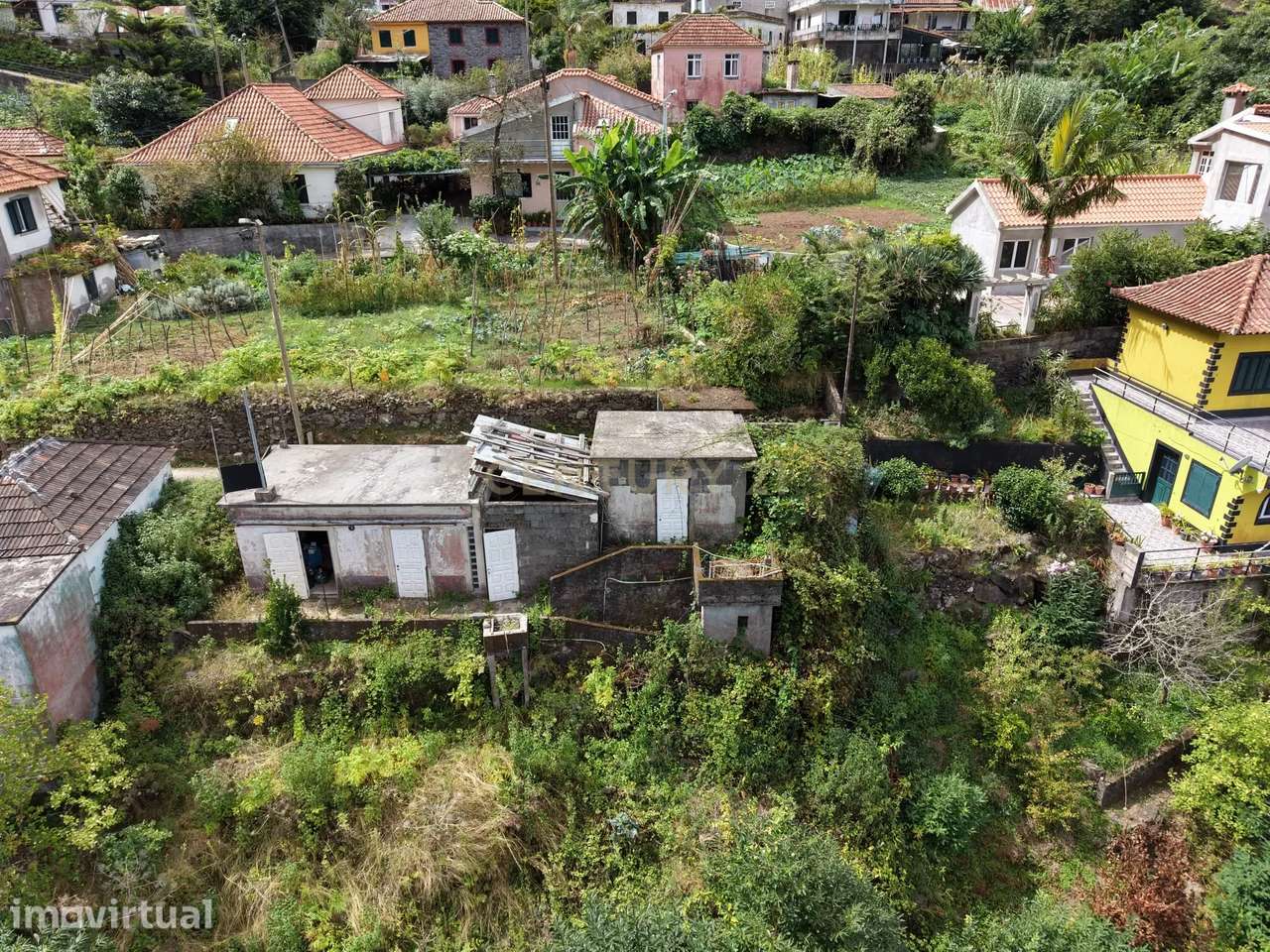 Terreno Urbano com Casa em Ruínas em São Roque do Faial - Grande imagem: 4/11