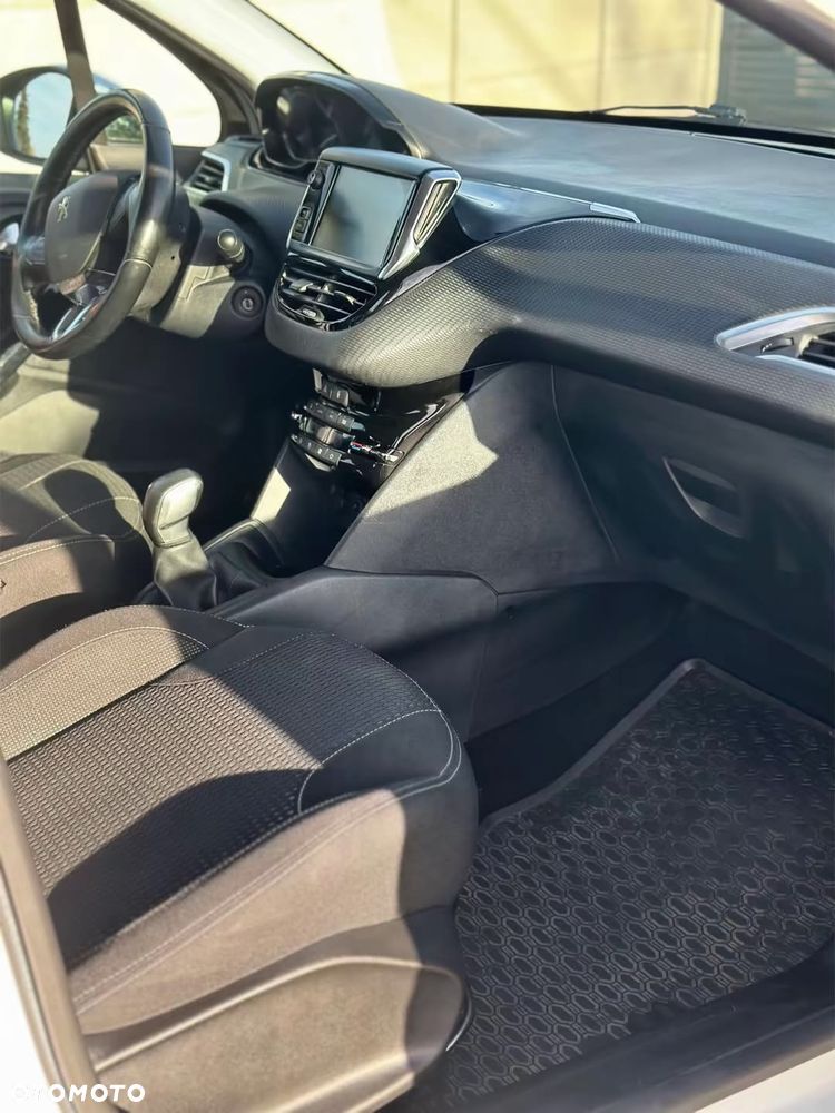 Peugeot 208 - 6