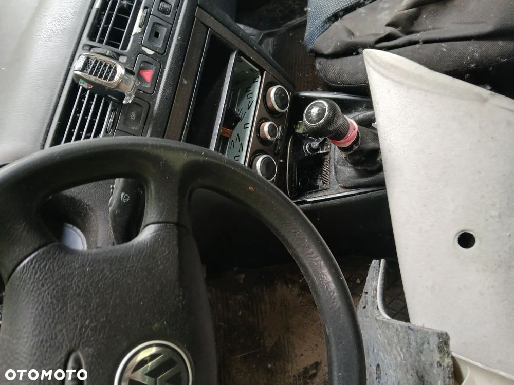 volkswagen bora LB7Z fotel fotele kanapa deska kokpit podsufitka boczek boczki klamka podłokietnik - 4