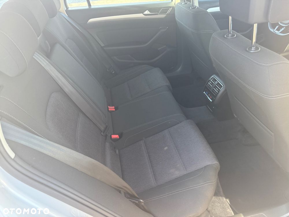 Volkswagen Passat ver-variant-1-6-tdi-scr-dsg-comfortline - 15