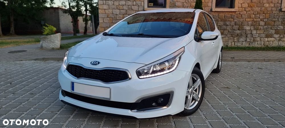 Kia Ceed 1.6 GDI Dream Team Edition - 1