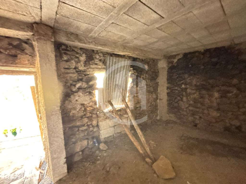 Casa de Pedra para Recuperar - Teixoso e Sarzedo, Covilhã - Grande imagem: 4/7