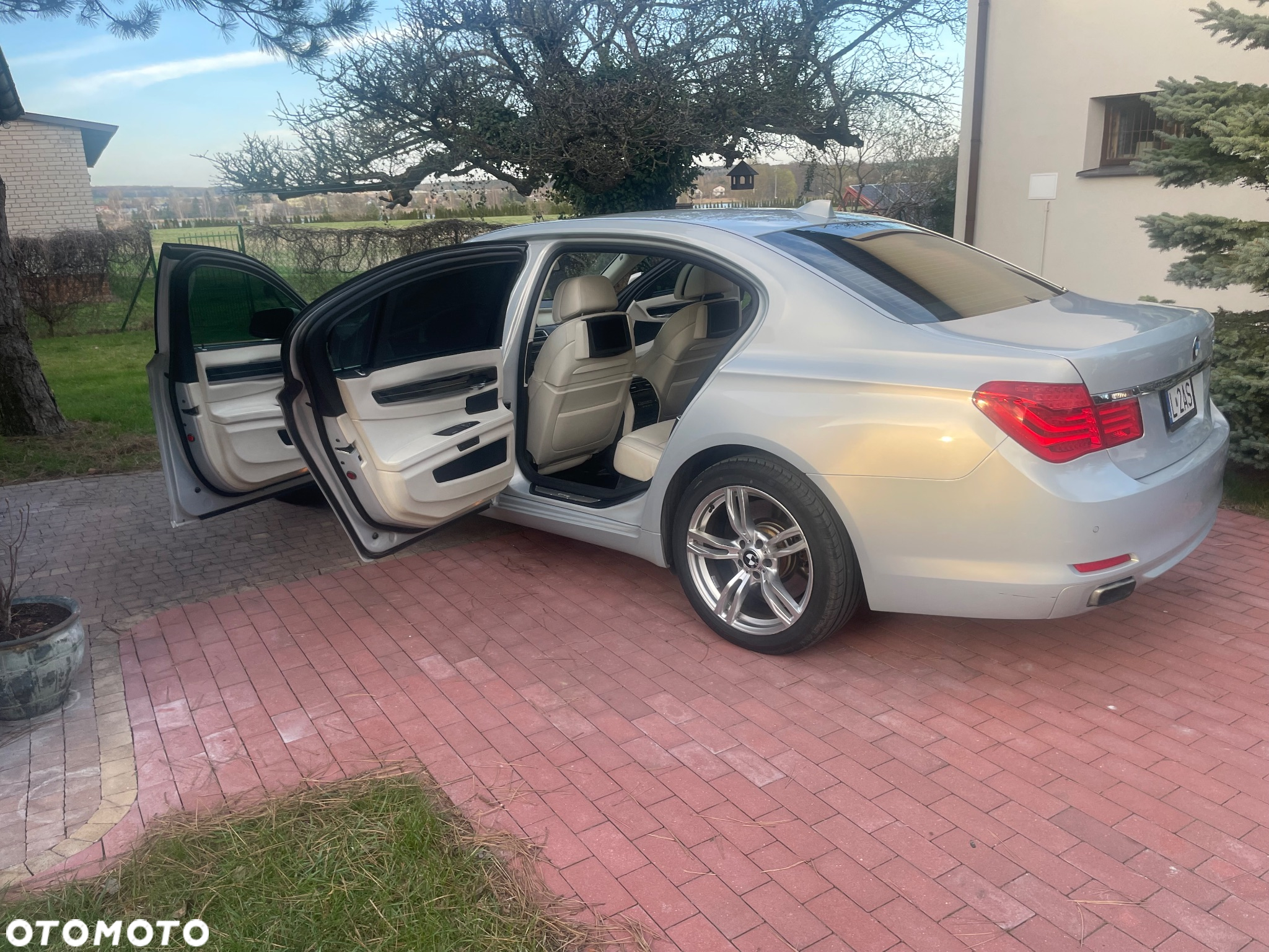 BMW Seria 7 750i L xDrive - 24