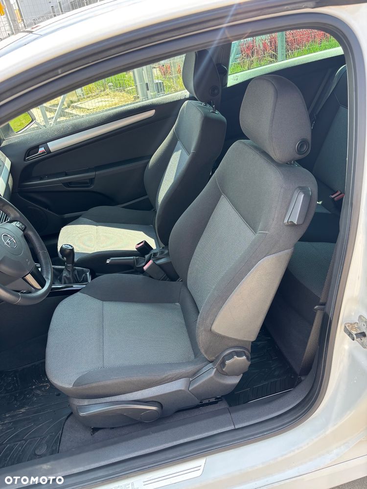 Opel Astra 1.6 Black&White - 24