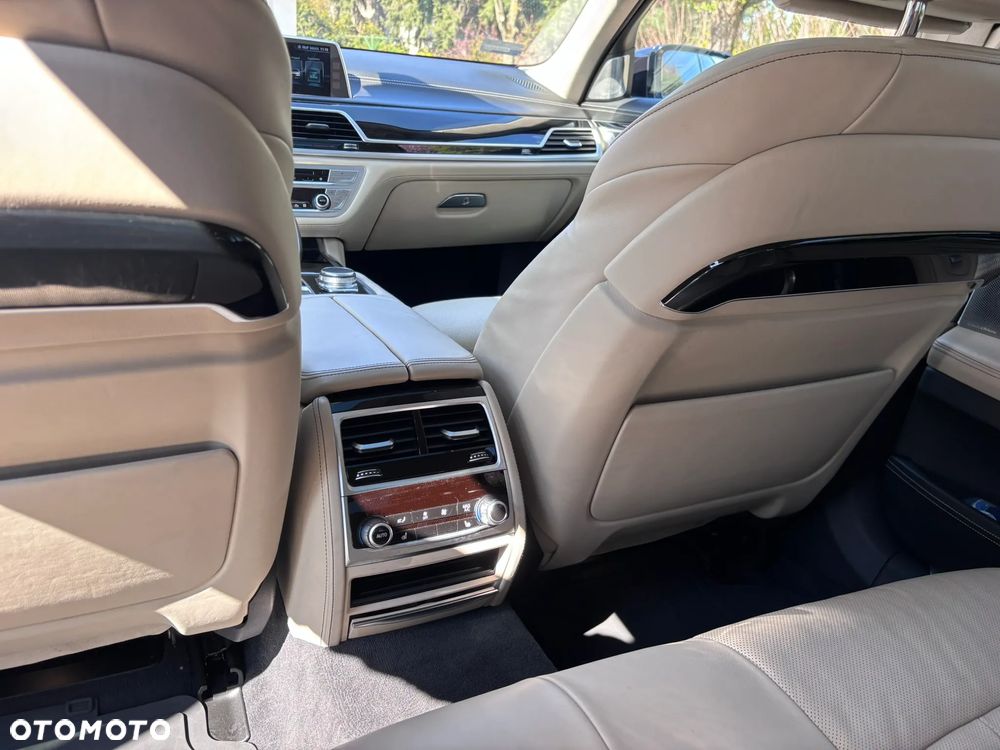 BMW Seria 7 750i xDrive - 9