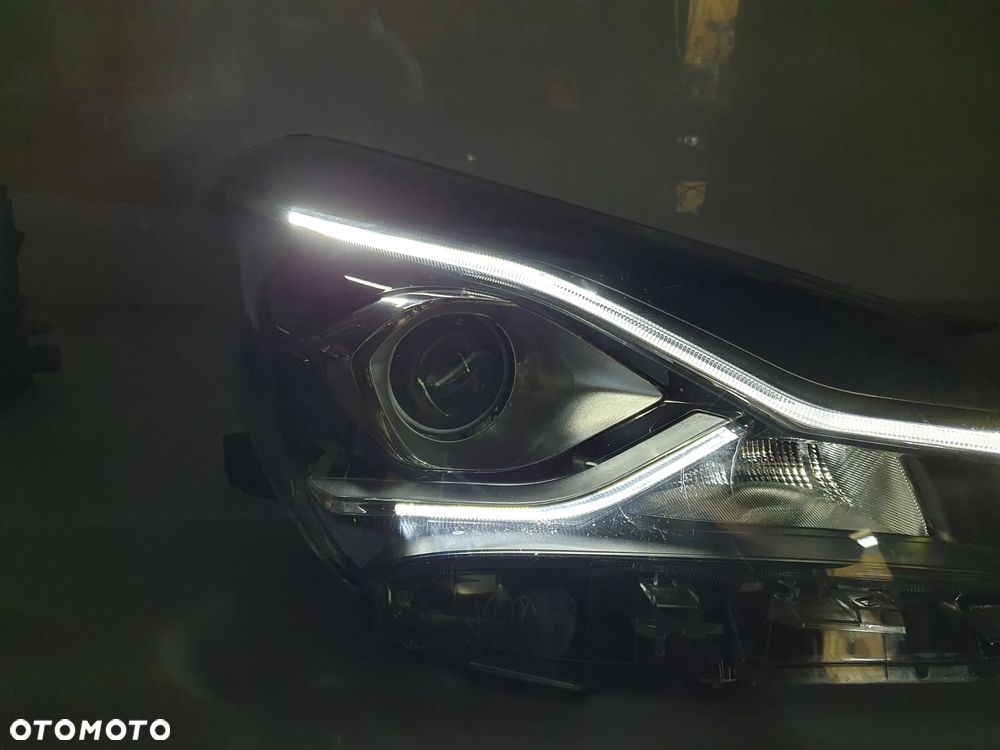 Toyota Yaris III Lift 17-19 - lampa przód prawa LED soczewka Oryginał EU!!!