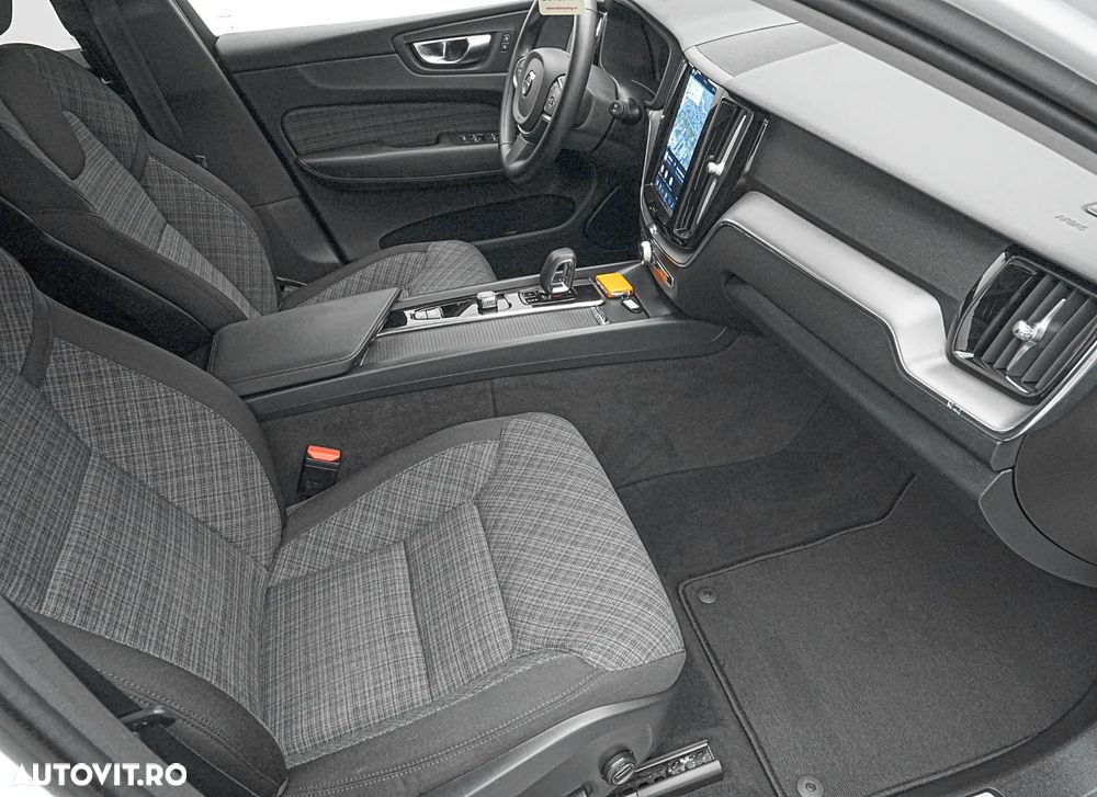 Volvo XC 60 B4 MHEV AT8 AWD Momentum Pro - 13