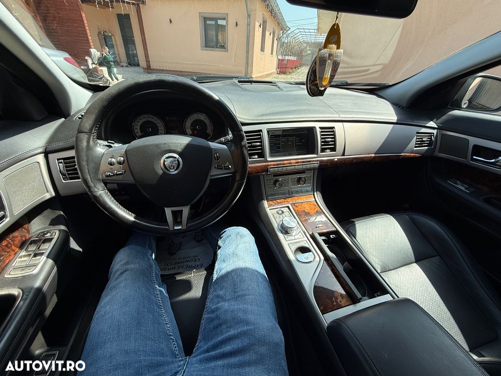 Jaguar XF 2.7D Luxury - 4