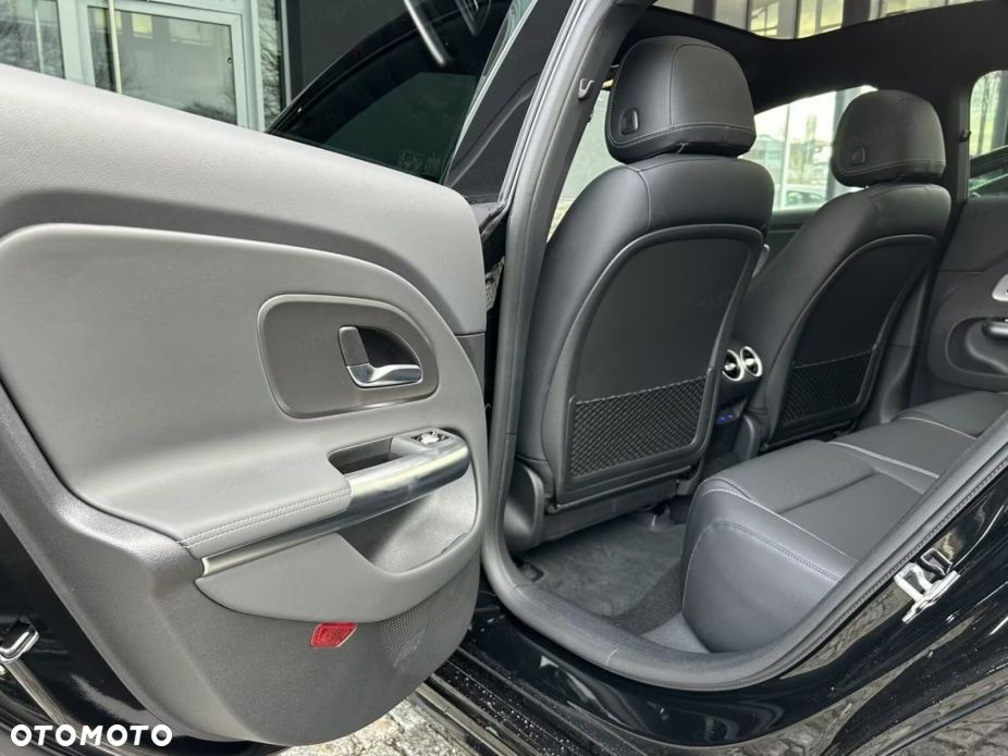 Mercedes-Benz CLA 180 mHEV 8G-DCT - 13