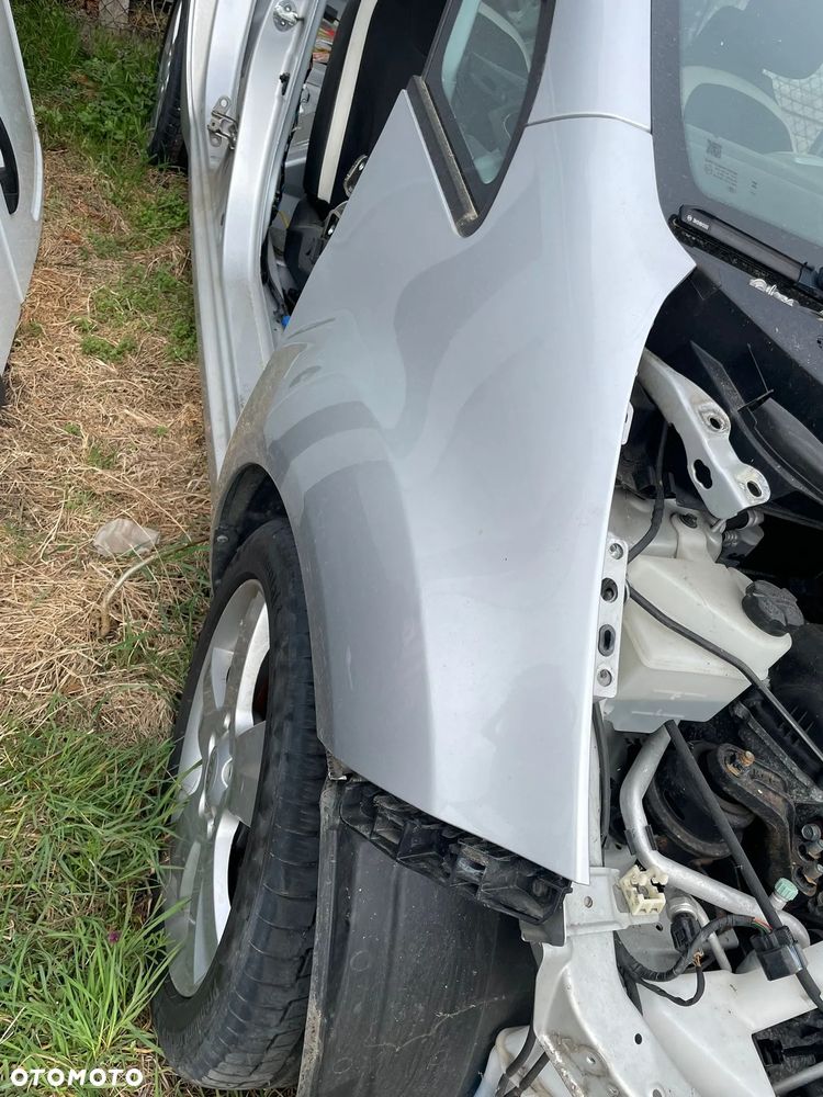 Błotnik prawy Kia Venga 2013r kolor 9s srebrny Idealny do zalozenia - 2