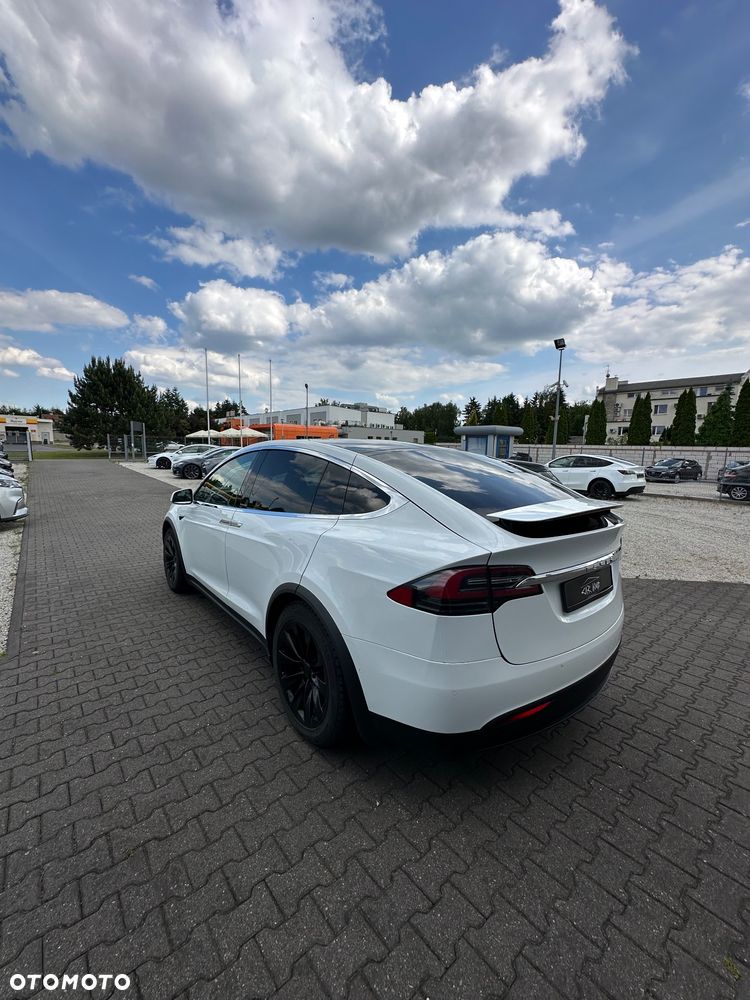 Tesla Model X - 13