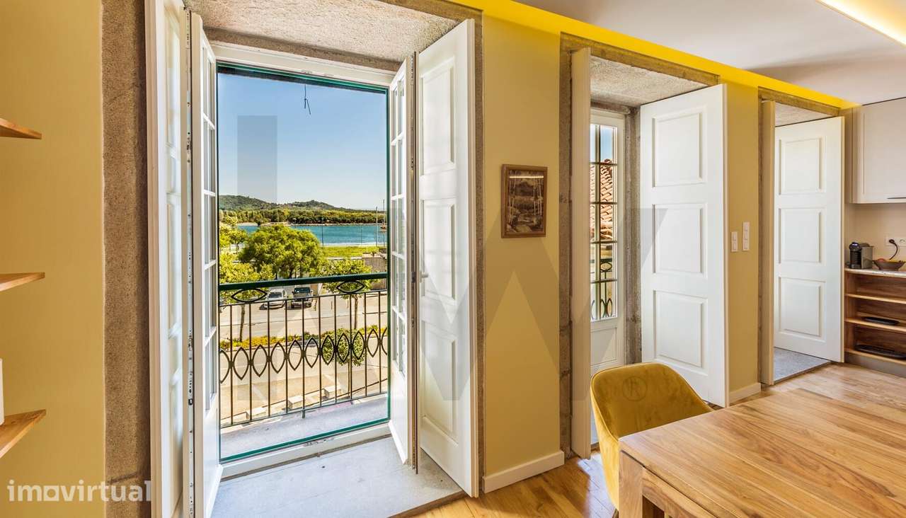 Elegância, Luz e Vista Rio: T3 Renovado no Centro Histórico de Viana d - Grande imagem: 3/37