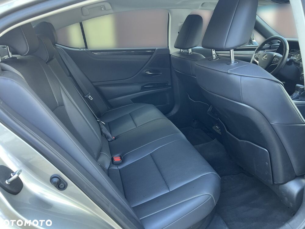 Lexus ES 300h Business Edition - 11