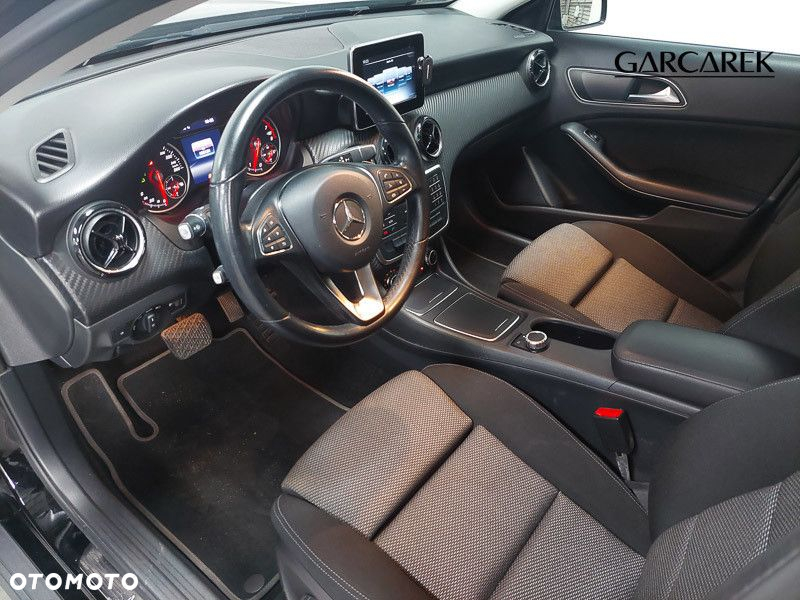 Mercedes-Benz GLA 180 7G-DCT - 24