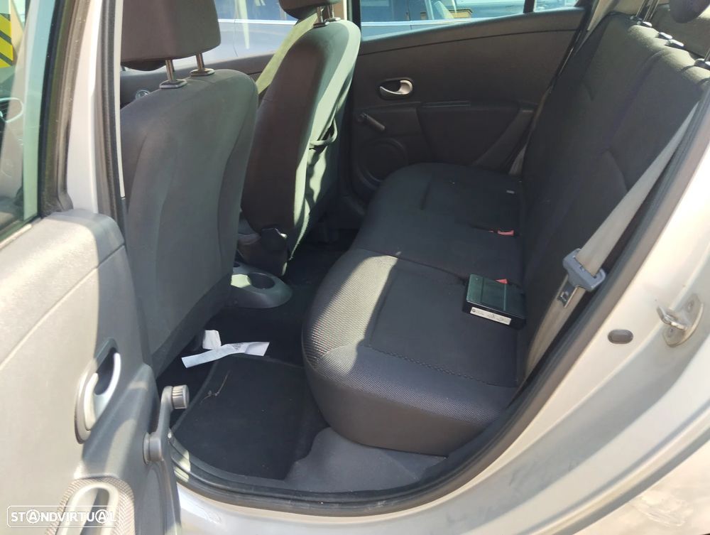 Renault Clio 1.5 dCi Dynamique S - 8