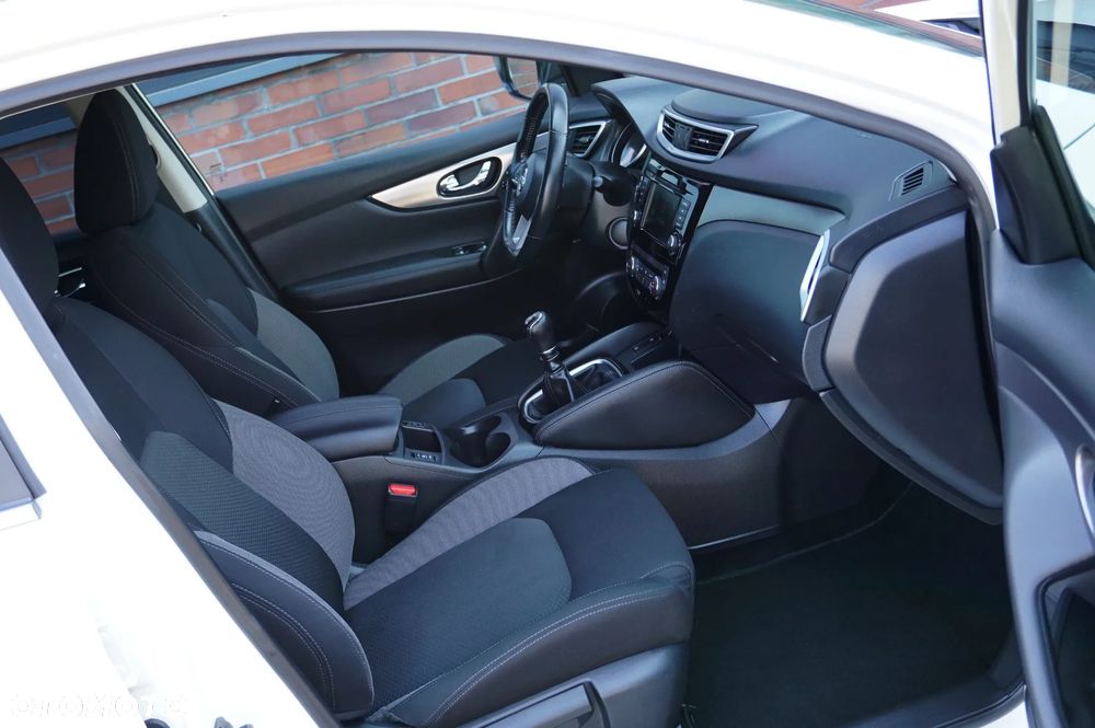 Nissan Qashqai 1.3 DIG-T N-Connecta - 24