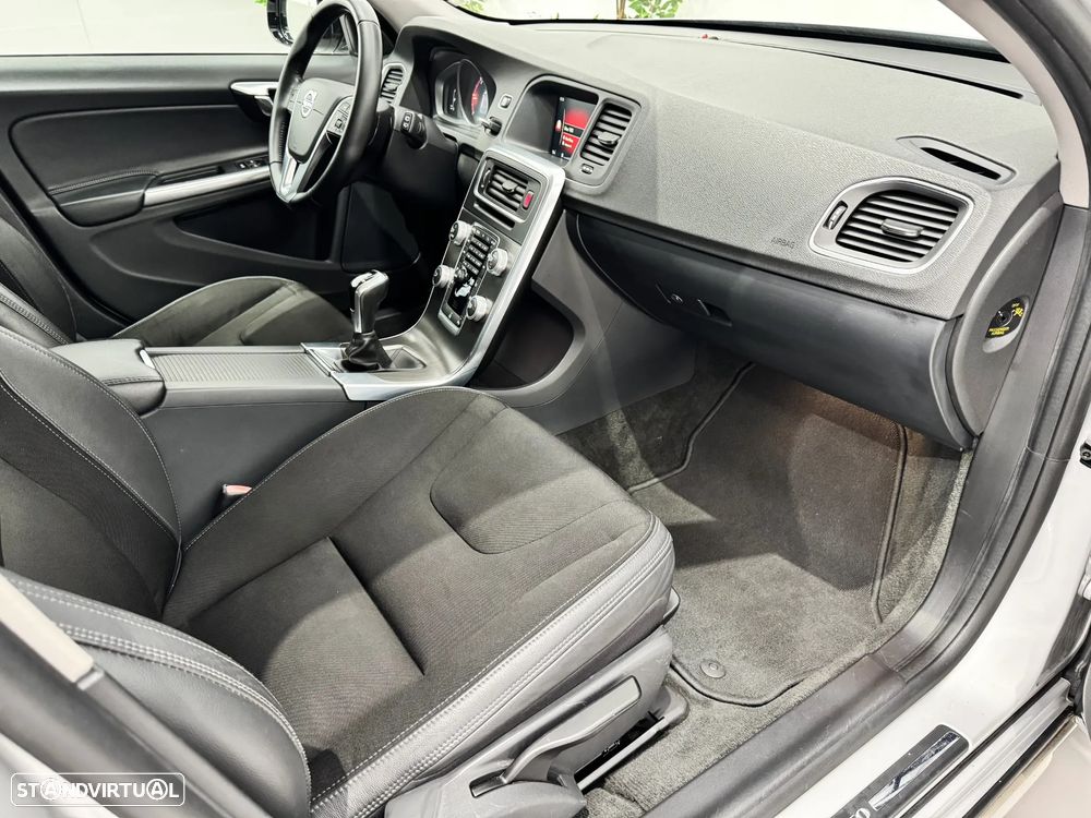 Volvo V60 Cross Country 2.0 D3 Summum - 19