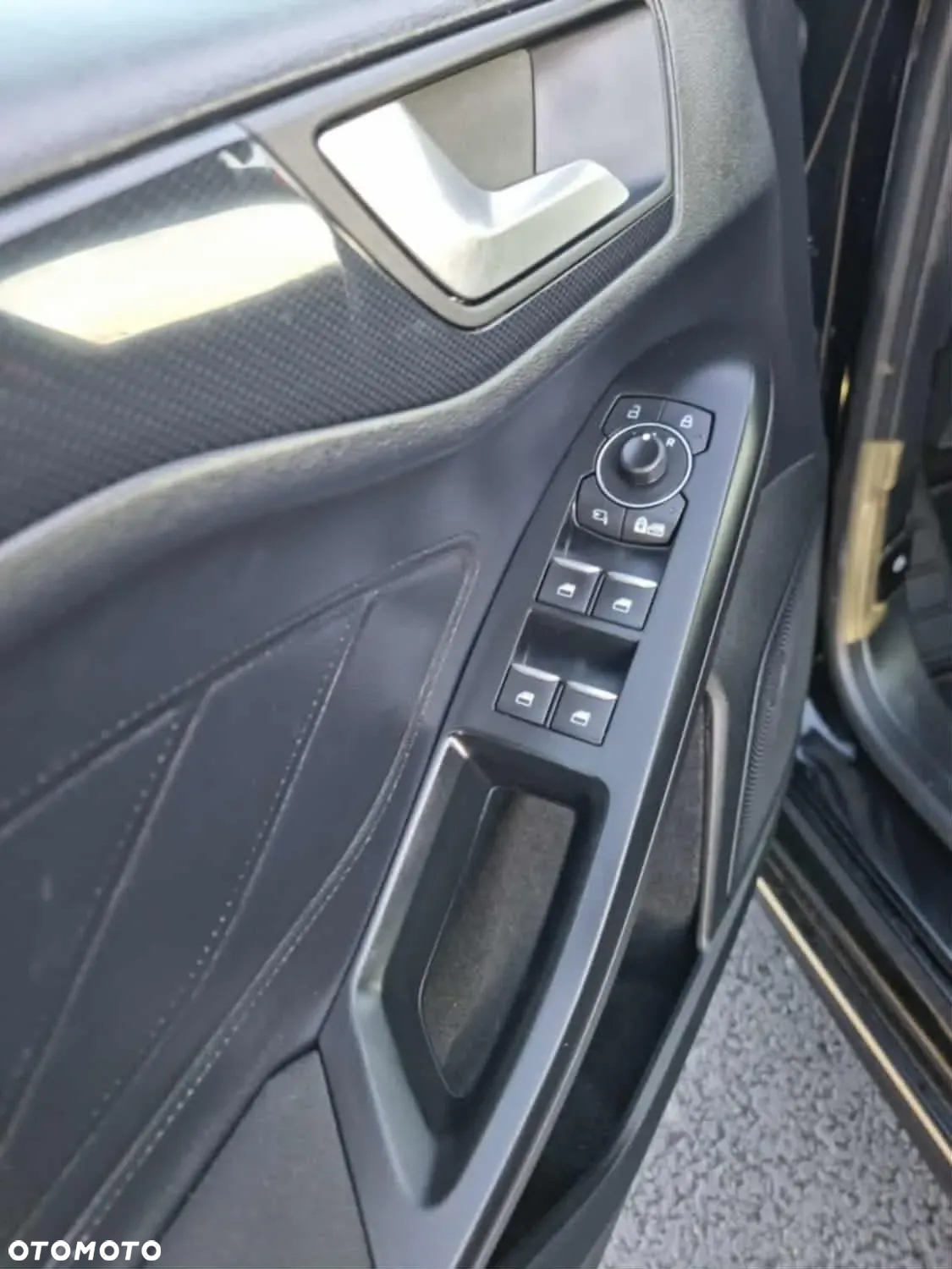 Ford Focus 1.0 EcoBoost Hybrid ST-LINE X - 24