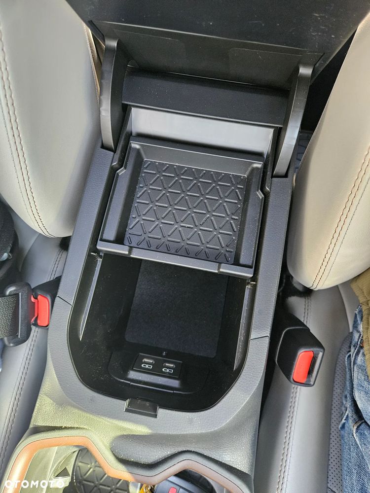 Toyota RAV4 2.5 Hybrid Black Edition by JBL 4x4 - 10