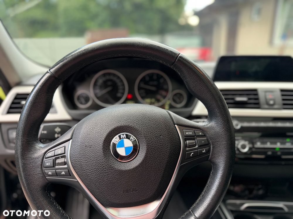 BMW Seria 3 320d xDrive - 12