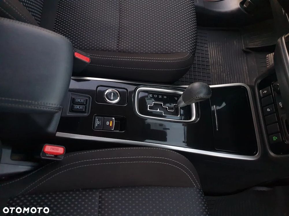 Mitsubishi Outlander 2.0 Instyle Navi 4WD CVT - 35