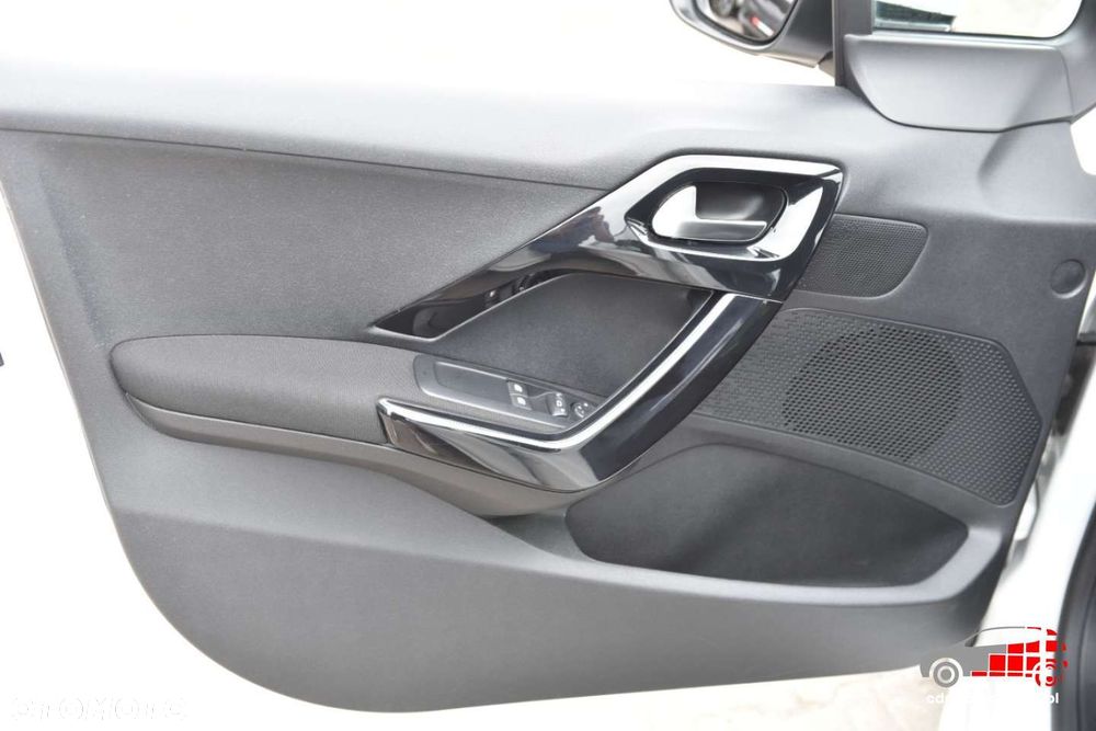 Peugeot 208 - 15