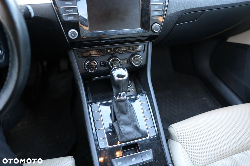 Skoda Superb 2.0 TDI Sportline DSG - 20