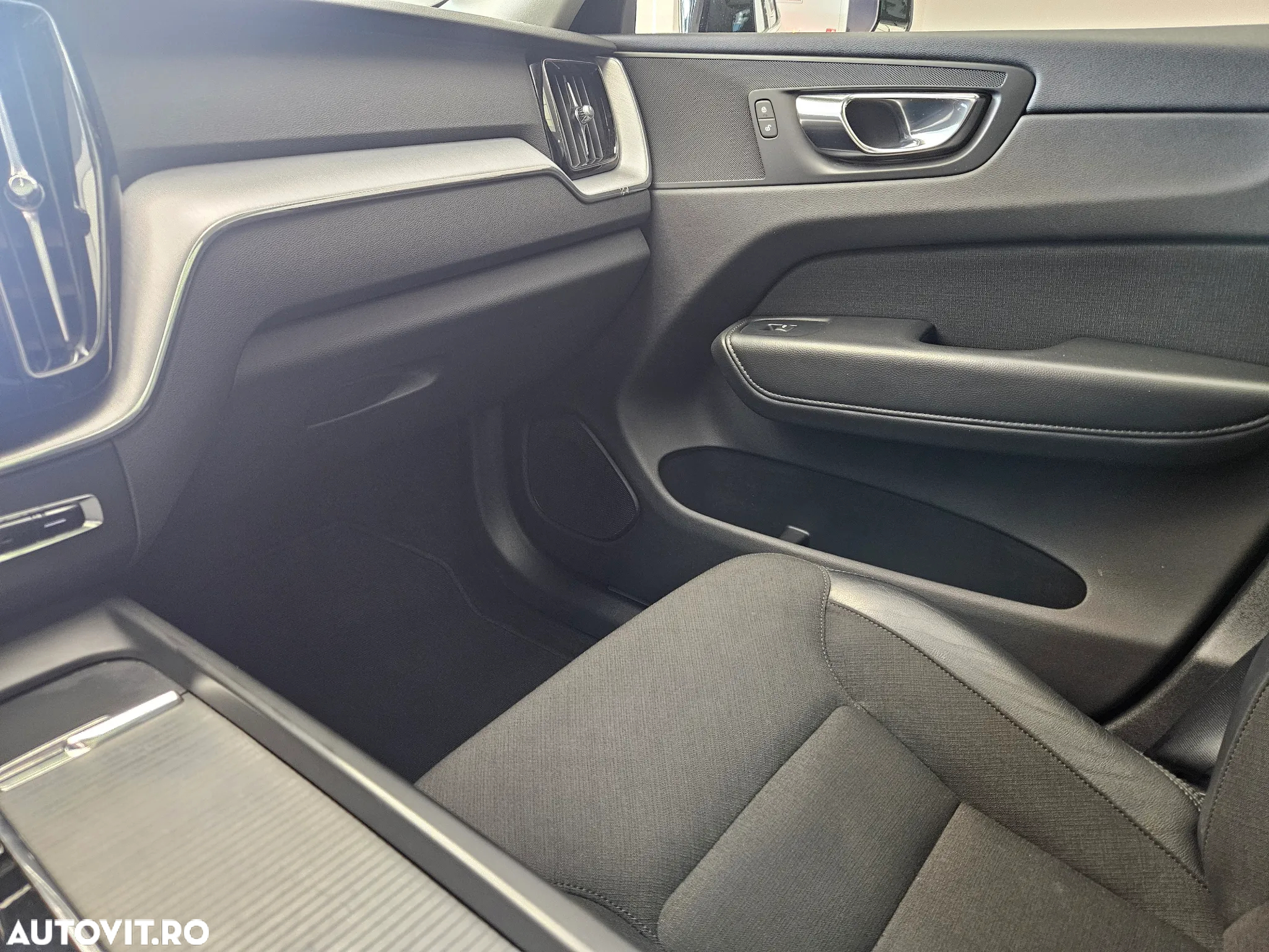 Volvo XC 60 B4 MHEV AT8 FWD Momentum Pro - 28