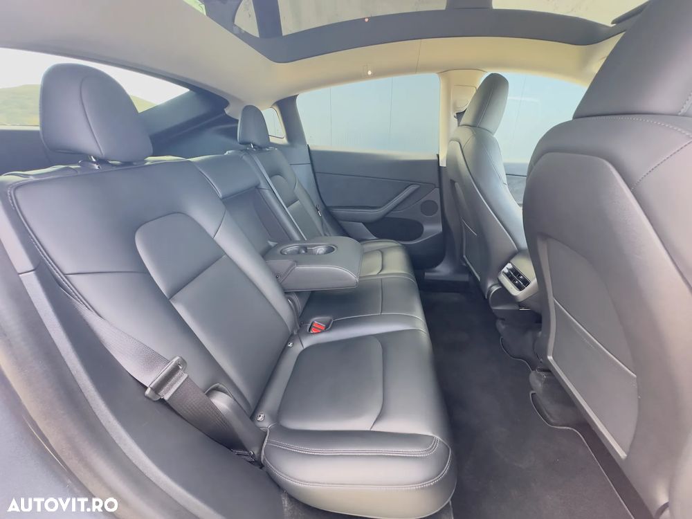 Tesla Model Y - 35
